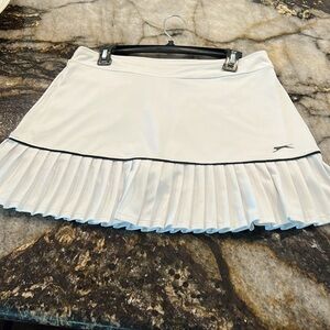 Slazenger  golf  skort white with black trim, kick pleats — size medium ce2-2